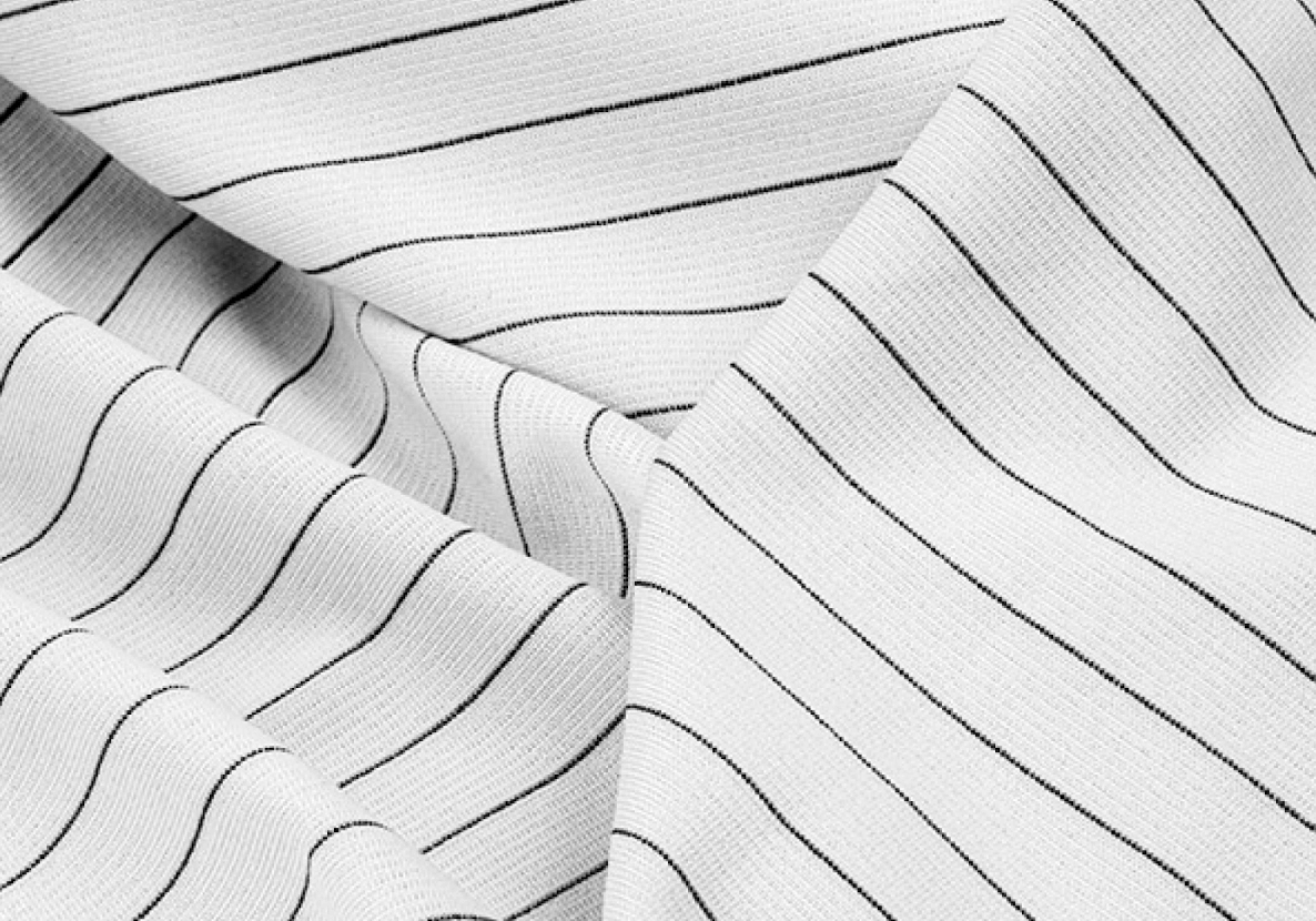 Seleção de tecidos de alfaiataria em ateliê de moda para criação de peças estruturadas