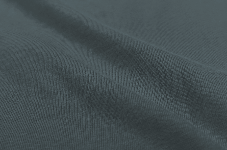 Close de tecido em malha mostrando textura e acabamento adequado para moda infantil.