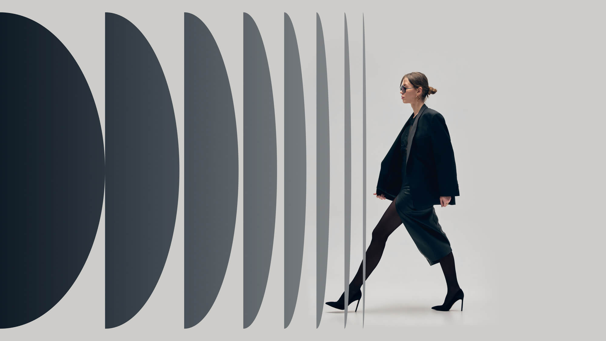 Minimalismo na moda: porque tons neutros e malhas versáteis estão em alta nas novas coleções