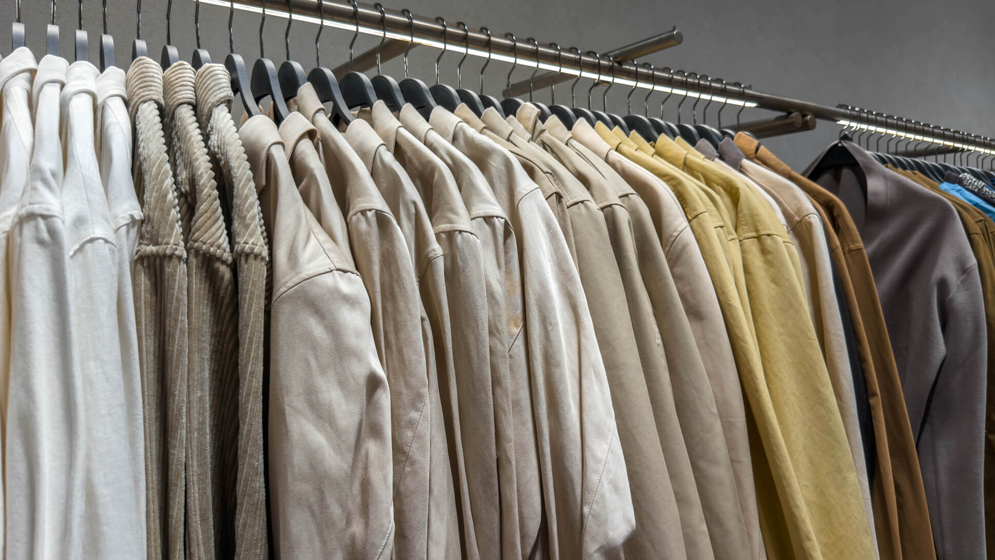 Coleção de roupas em bege e off-white destacando tendência de moda minimalista.