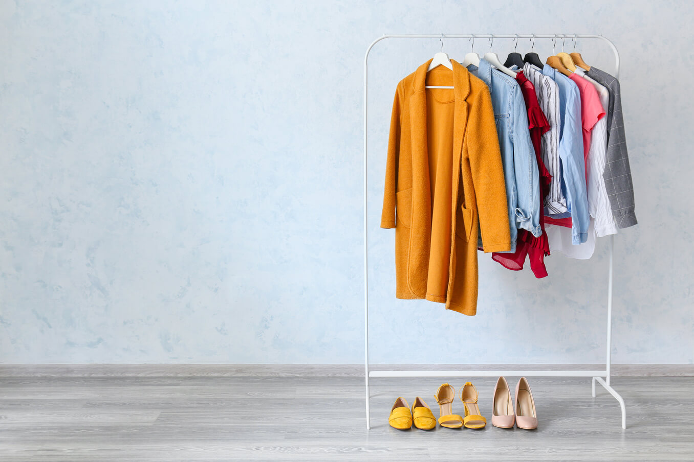 Arara com roupas em tons neutros representando o estilo minimalista na moda.