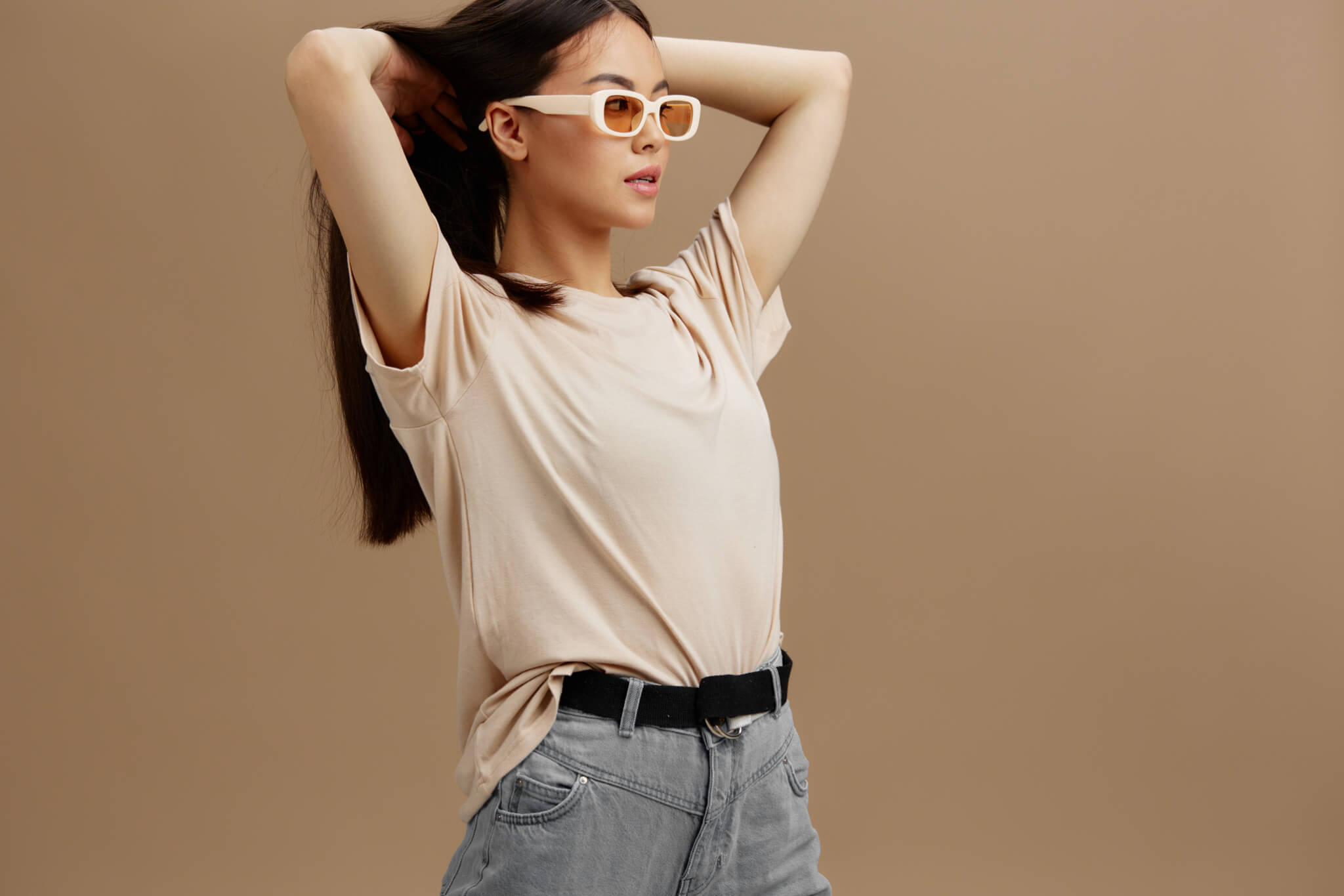 Modelo com roupa feminina confortável e visual minimalista.